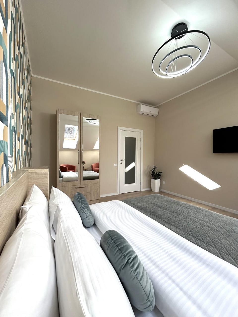 Bed, TV and multimedia, Photo of the whole room, Bedroom, air conditioner