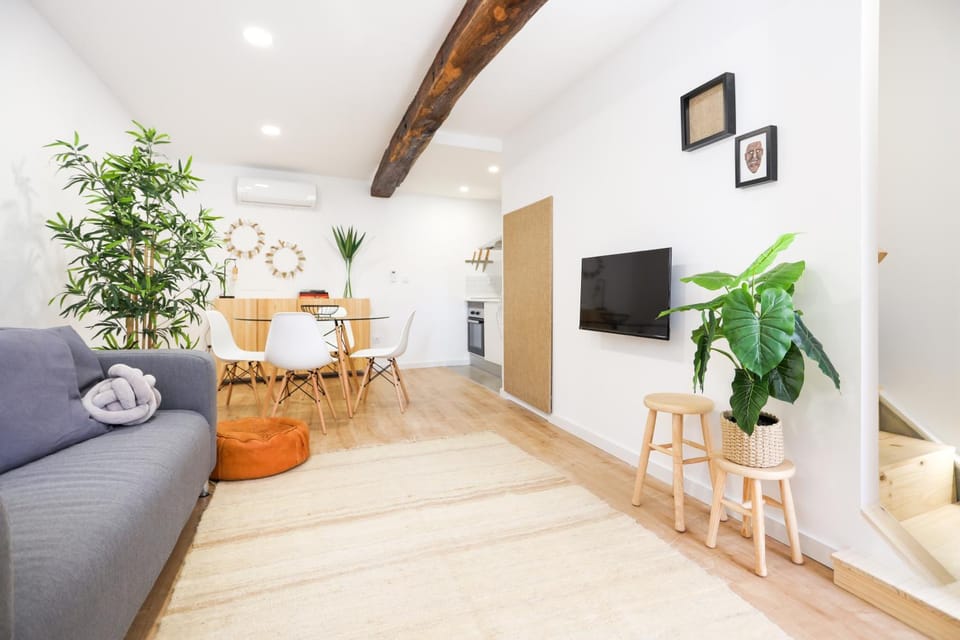 TV and multimedia, Living room, Seating area, Dining area