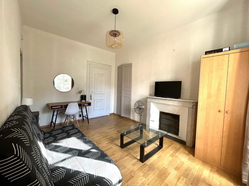 Charmant T1 plein centre Corte au 13 cours paoli wifi gratuit calme lumineux Apartment in Corsica