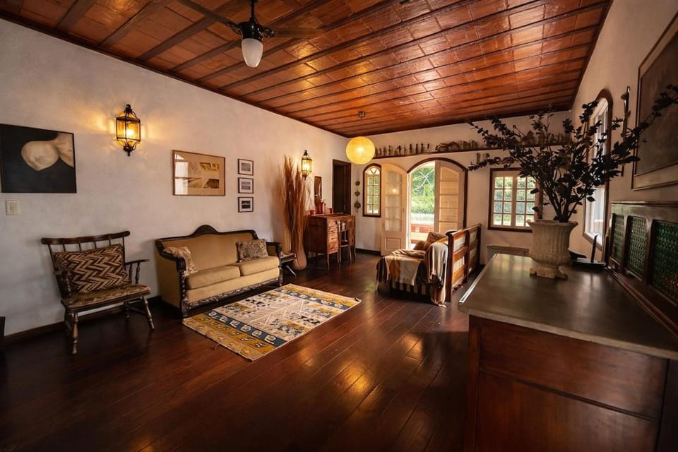 Living room, Seating area, Pets, internet, pet friendly