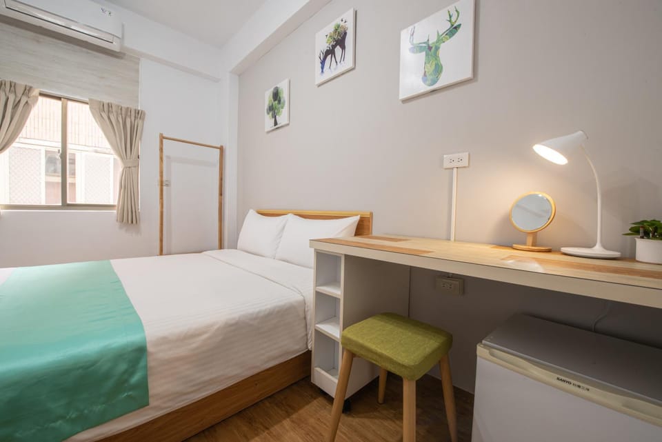 Photo of the whole room, Bedroom