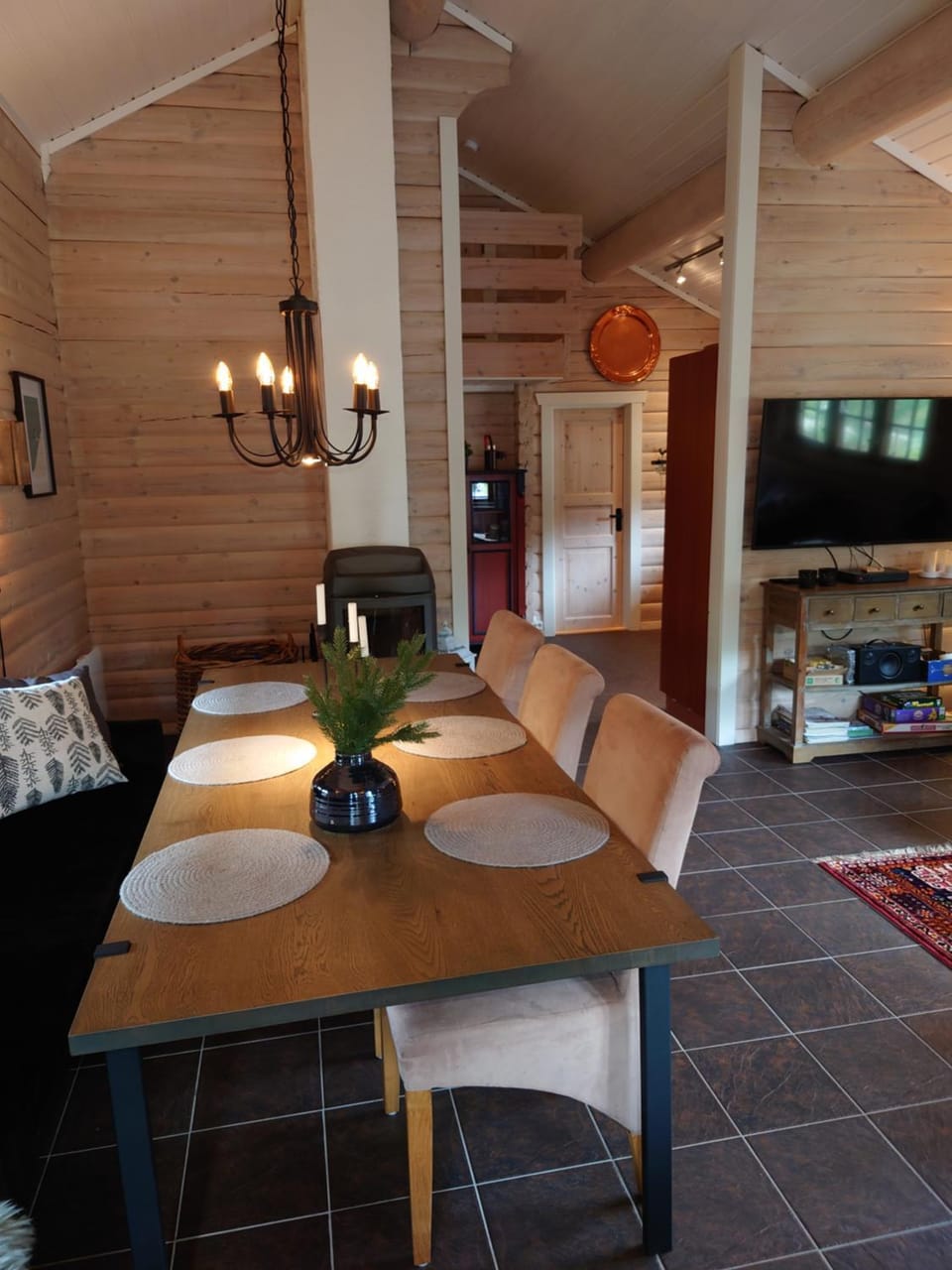 TV and multimedia, Living room, Seating area, Dining area