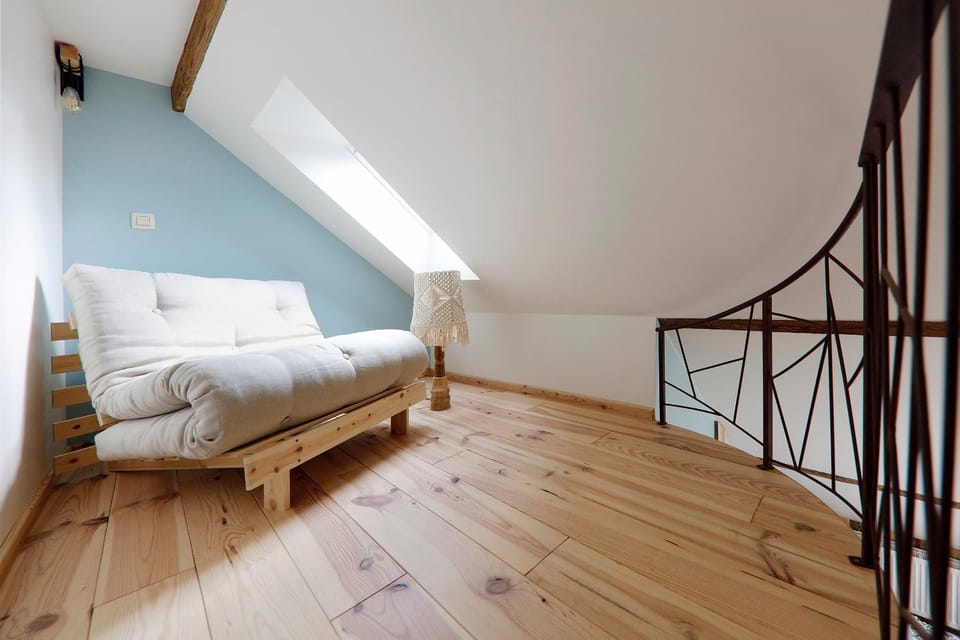 Bed, Seating area