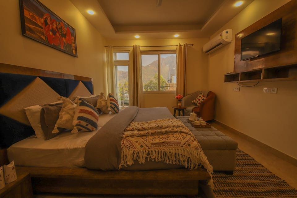 Bed, TV and multimedia, Bedroom