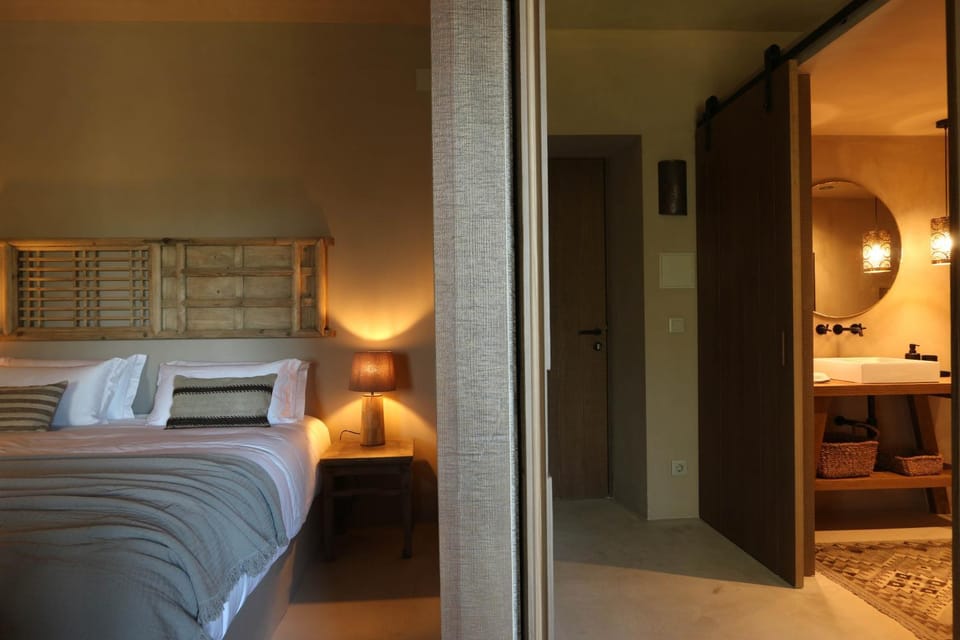 Toilet, Bed, Bathroom, Photo of the whole room, Decorative detail, Bedroom