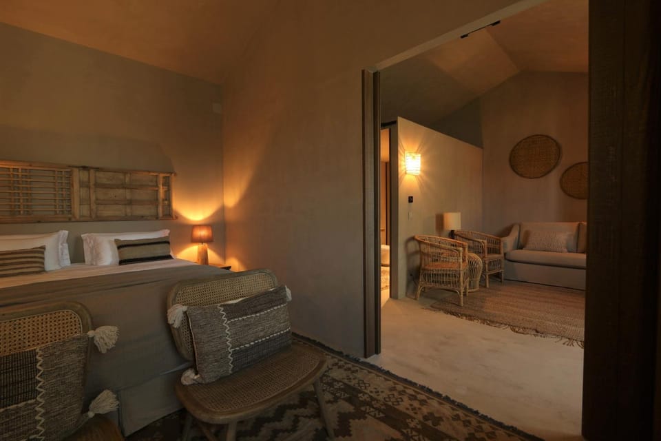 Bed, Living room, Photo of the whole room, Decorative detail, Seating area, Bedroom