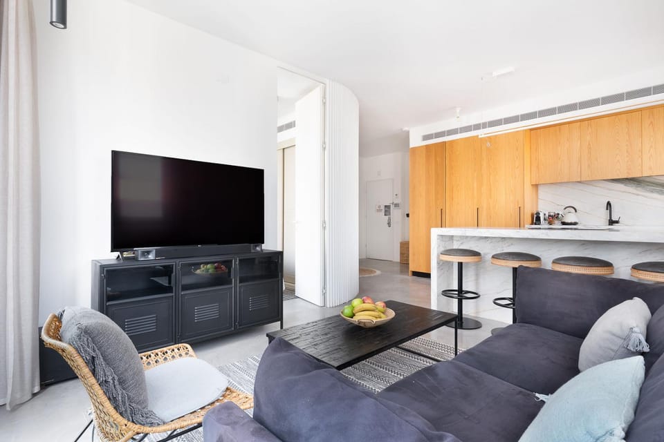 Eclectic Vision by TLV2RENT Apartment in Tel Aviv-Yafo