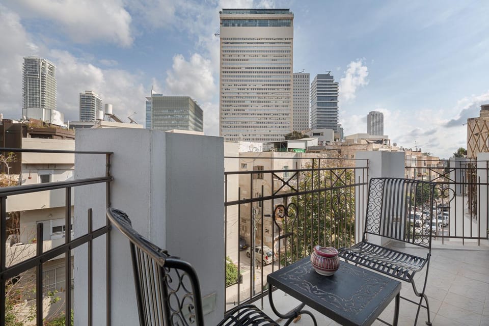 Eclectic Vision by TLV2RENT Apartment in Tel Aviv-Yafo