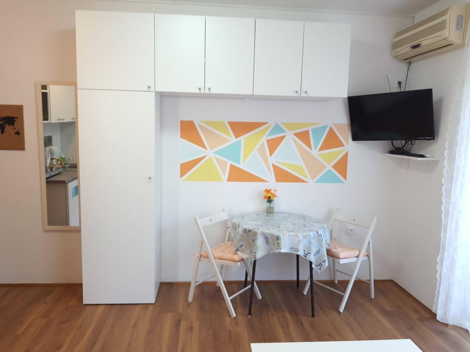 TV and multimedia, Seating area, air conditioner