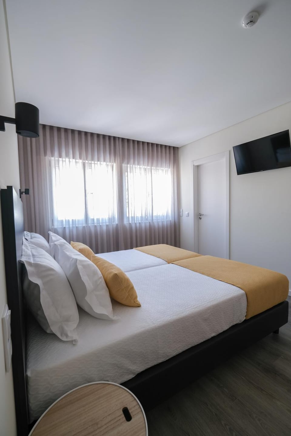 Bed, TV and multimedia, Photo of the whole room, Bedroom