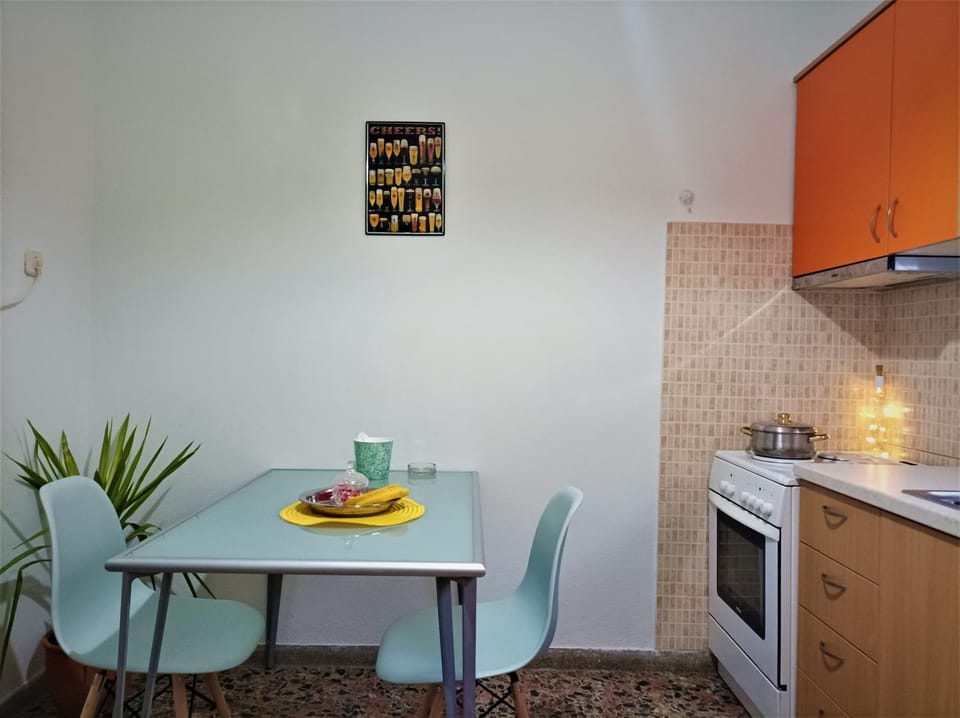 Kitchen or kitchenette, Dining area, stove