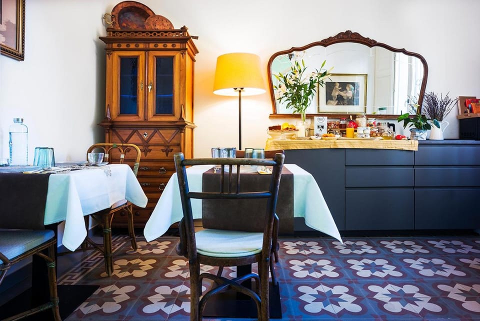 Seating area, Breakfast