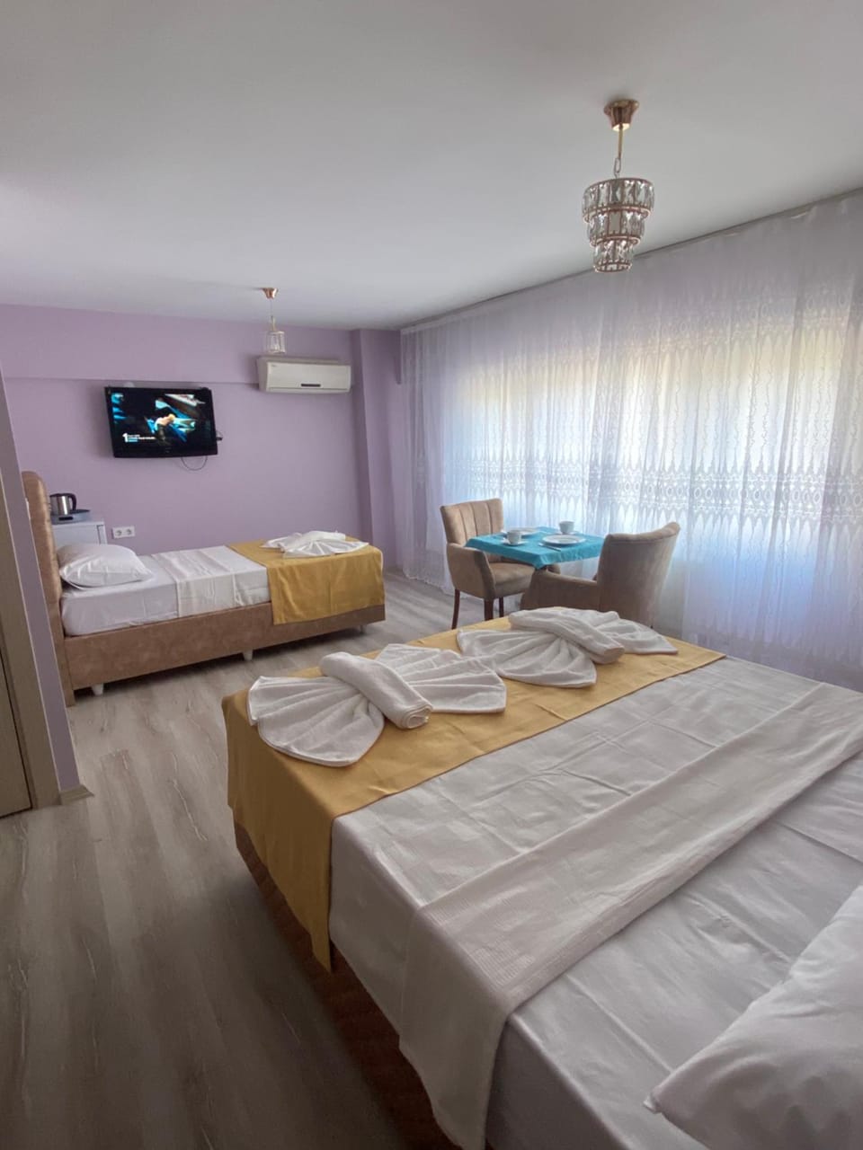 Bed, TV and multimedia, Photo of the whole room, Bedroom, towels, air conditioner