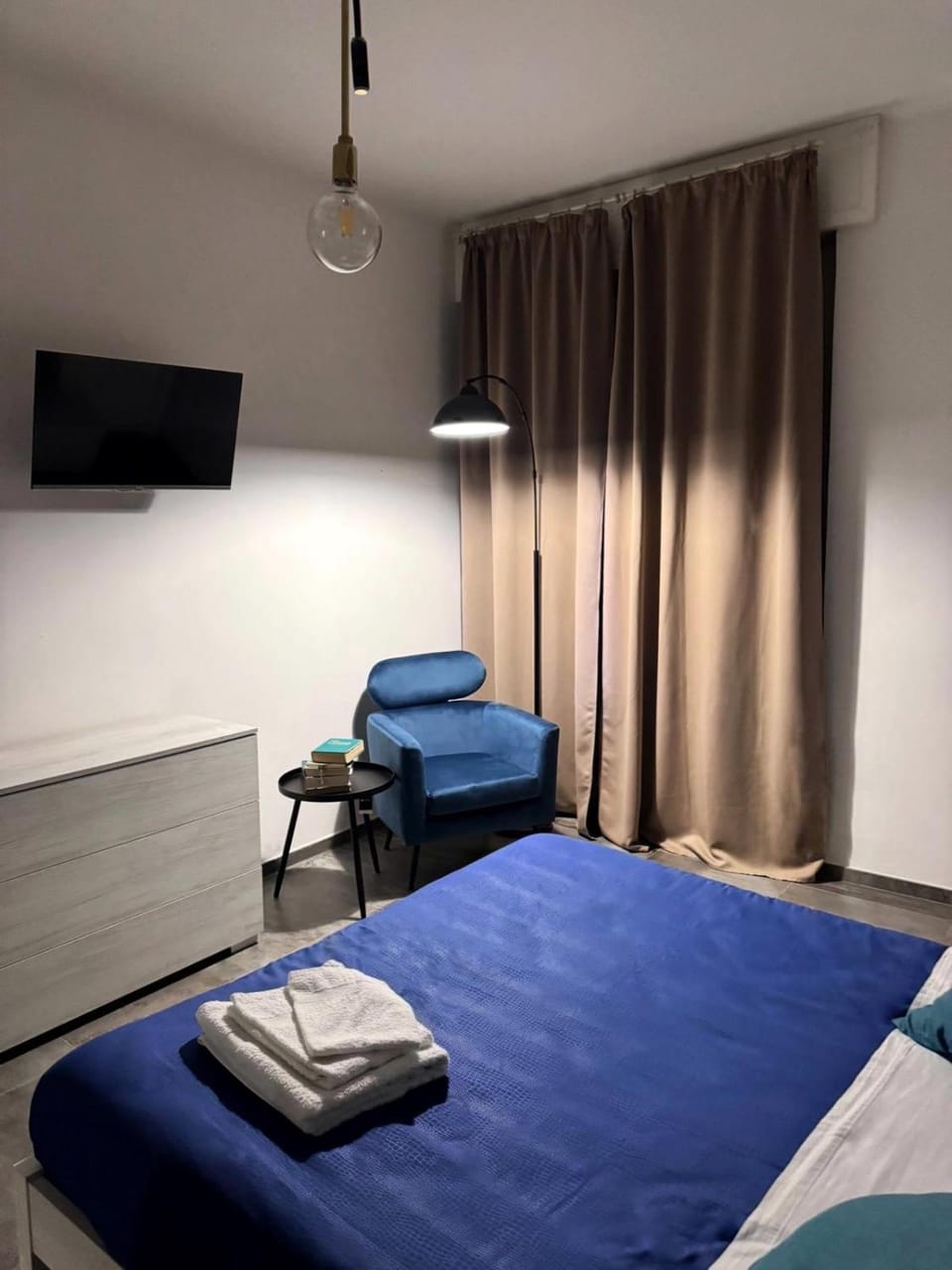 Photo of the whole room, Bedroom