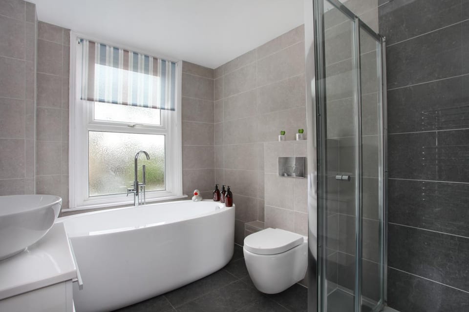Shower, Toilet, Bathroom, Bath, towels