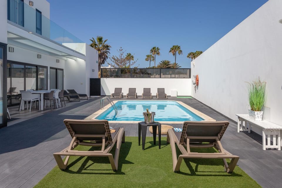 Property building, Pool view, Swimming pool, sunbed