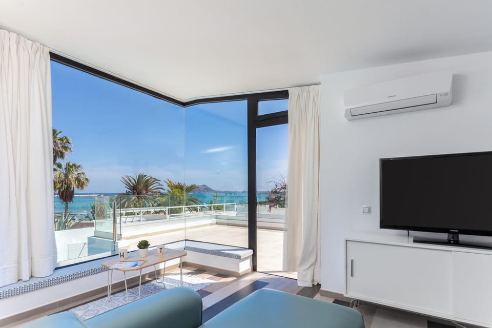 Communal lounge/ TV room, Natural landscape, View (from property/room), Living room, Sea view, air conditioner