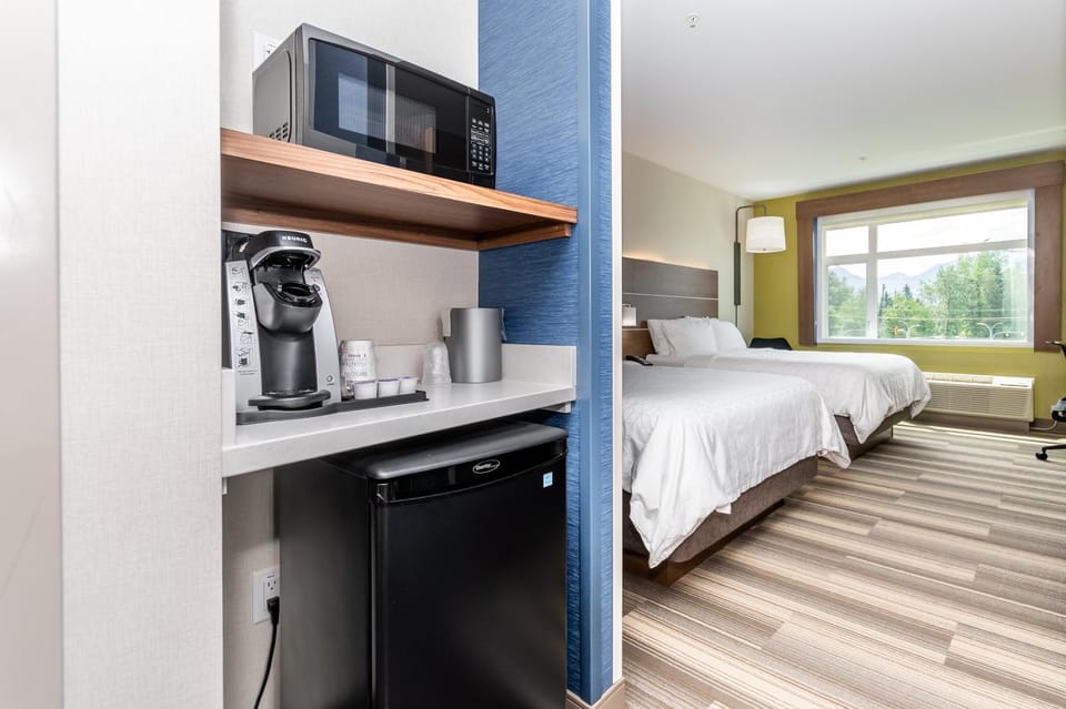 Bedroom, microwave