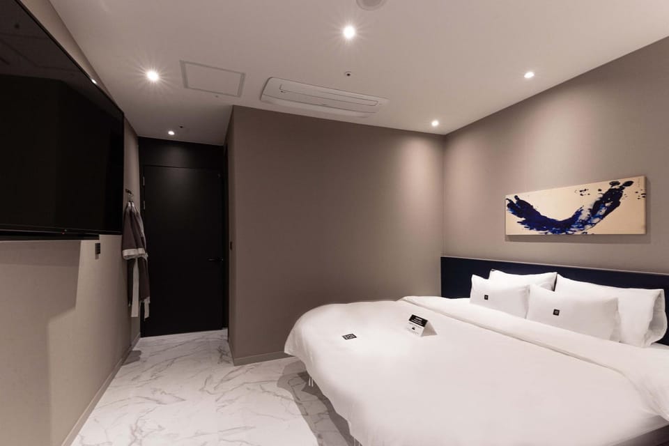 Bedroom, towels