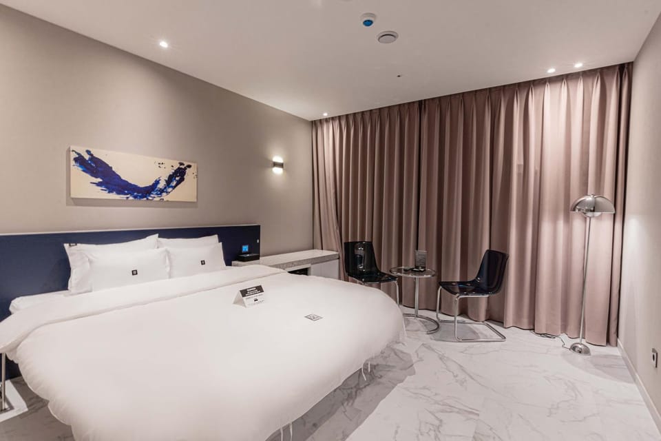 Seating area, Bedroom