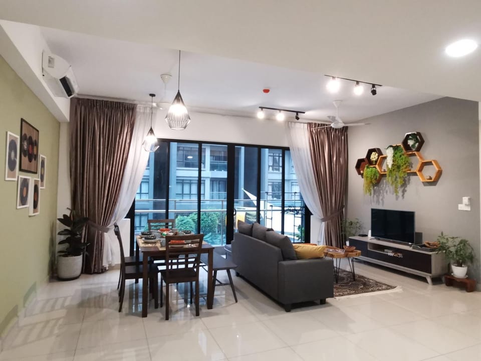 Communal lounge/ TV room, TV and multimedia, Living room, Seating area, Dining area, Evening entertainment