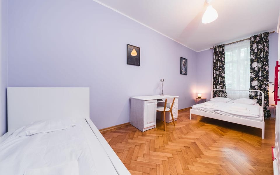 Bed, Photo of the whole room, Decorative detail, towels