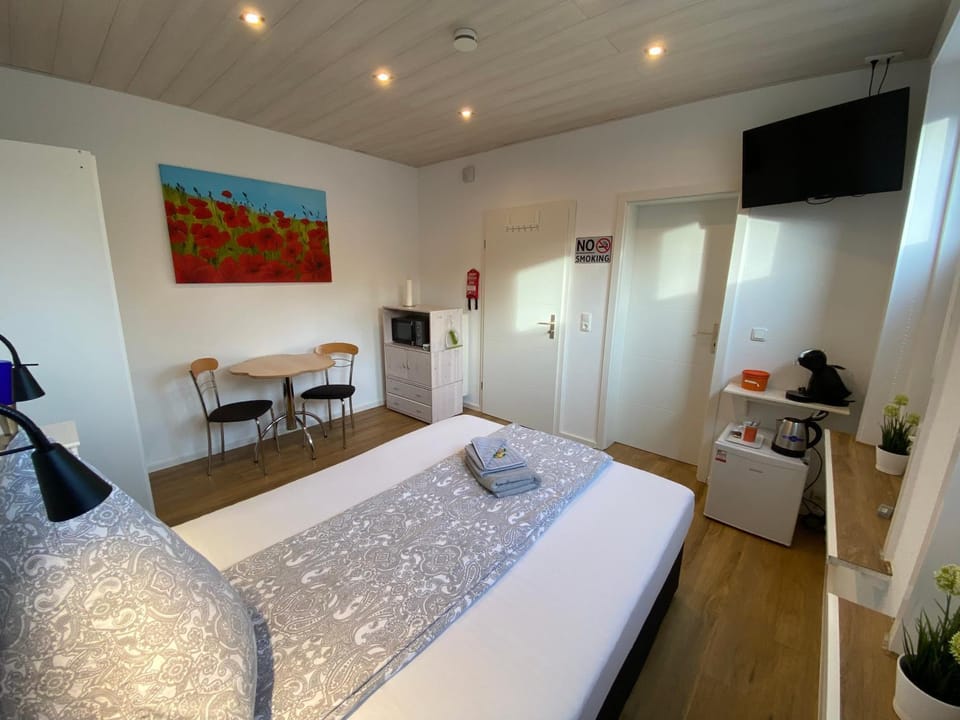 Bed, TV and multimedia, Photo of the whole room
