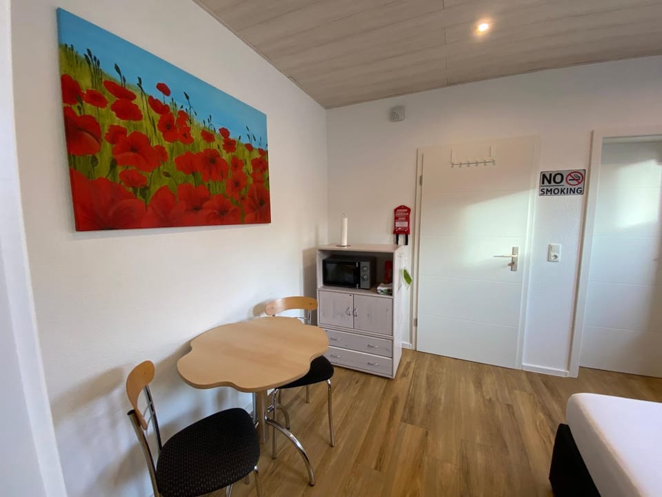 Kitchen or kitchenette, Photo of the whole room, Dining area