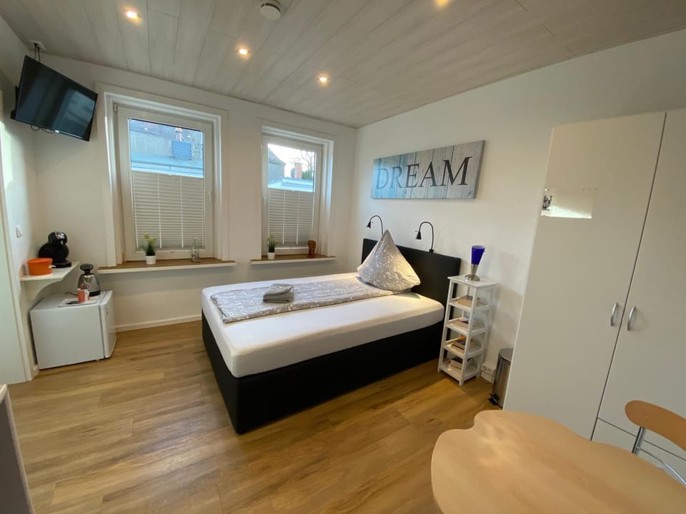 Bed, TV and multimedia, Photo of the whole room