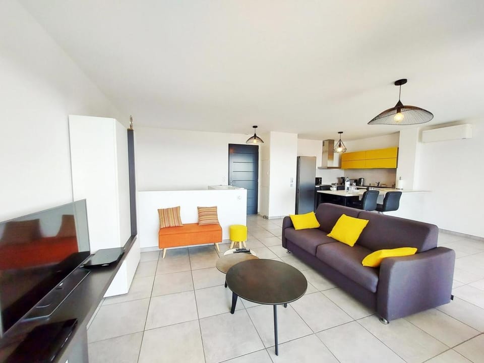 TV and multimedia, Kitchen or kitchenette, Living room, Seating area, Dining area