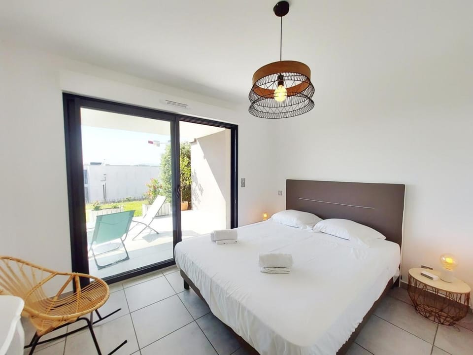 Bed, Photo of the whole room, Seating area, Bedroom, towels