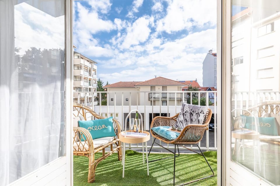 Nearby landmark, Balcony/Terrace, Shopping Area, Inner courtyard view