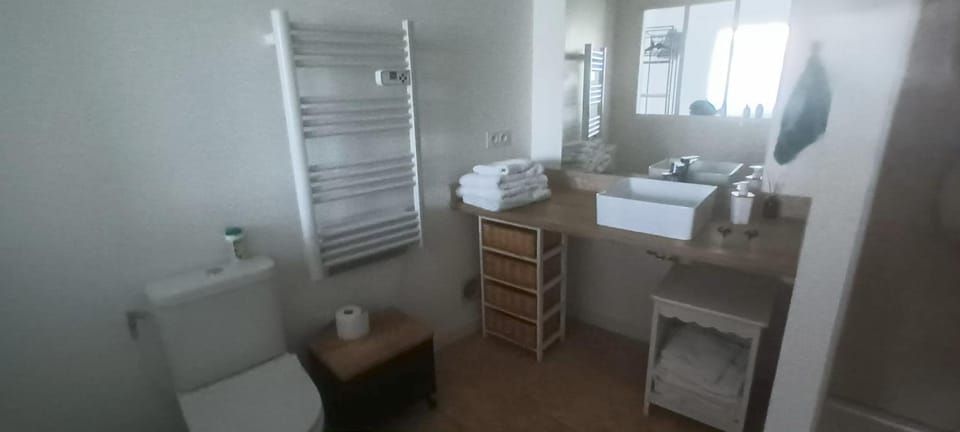Bathroom, towels