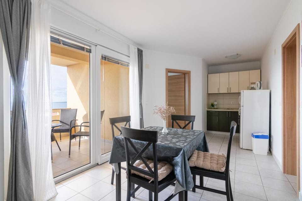 Kitchen or kitchenette, Seating area, Dining area