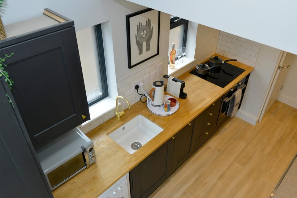 Coffee/tea facilities, Kitchen or kitchenette, stove