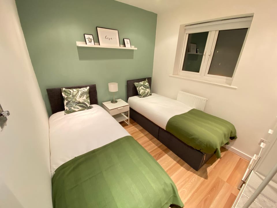 Large 5-Bed city centre townhouse with secure parking House in Salford