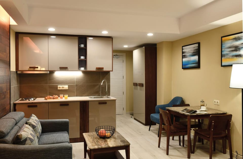 Kitchen or kitchenette, Seating area, Dining area, minibar