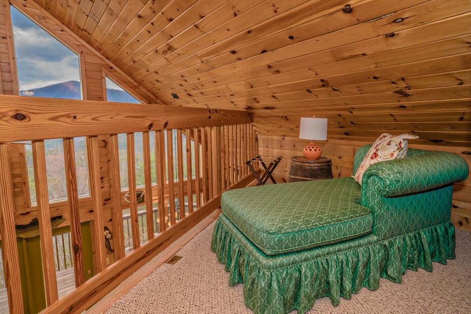 Cabin Of Many Colors, Hot Tub, Mtn Views, Cozy Cabin Retreat in the Smokies Comfort & Fun for All! Cabin in Sevier County