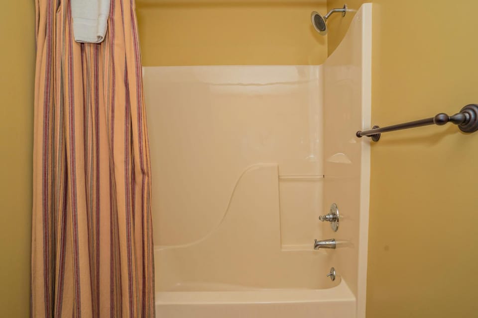 Cabin Of Many Colors, Hot Tub, Mtn Views, Cozy Cabin Retreat in the Smokies Comfort & Fun for All! Cabin in Sevier County