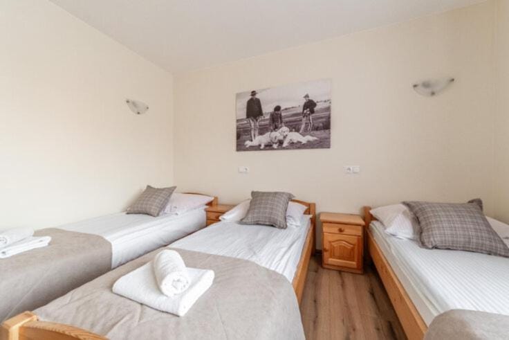 Bed, Photo of the whole room, Family, towels