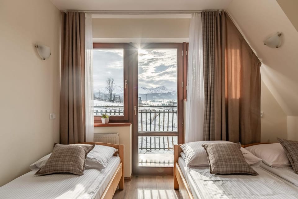 View (from property/room), Balcony/Terrace, Photo of the whole room, Seating area, Mountain view, Family, towels