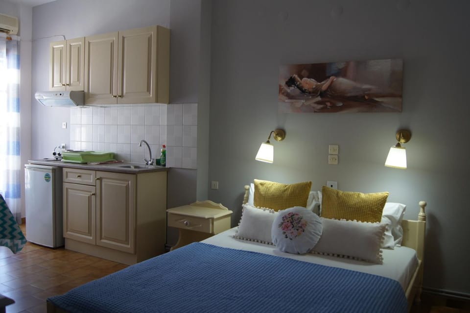 Bed, Kitchen or kitchenette, Photo of the whole room, Decorative detail