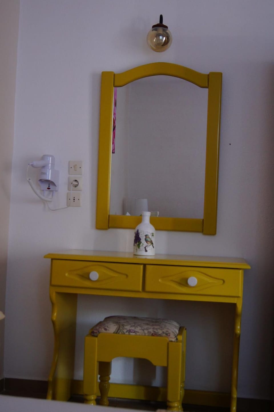 Photo of the whole room, Decorative detail