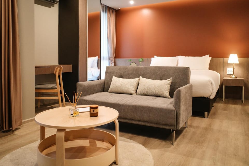 Photo of the whole room, Seating area