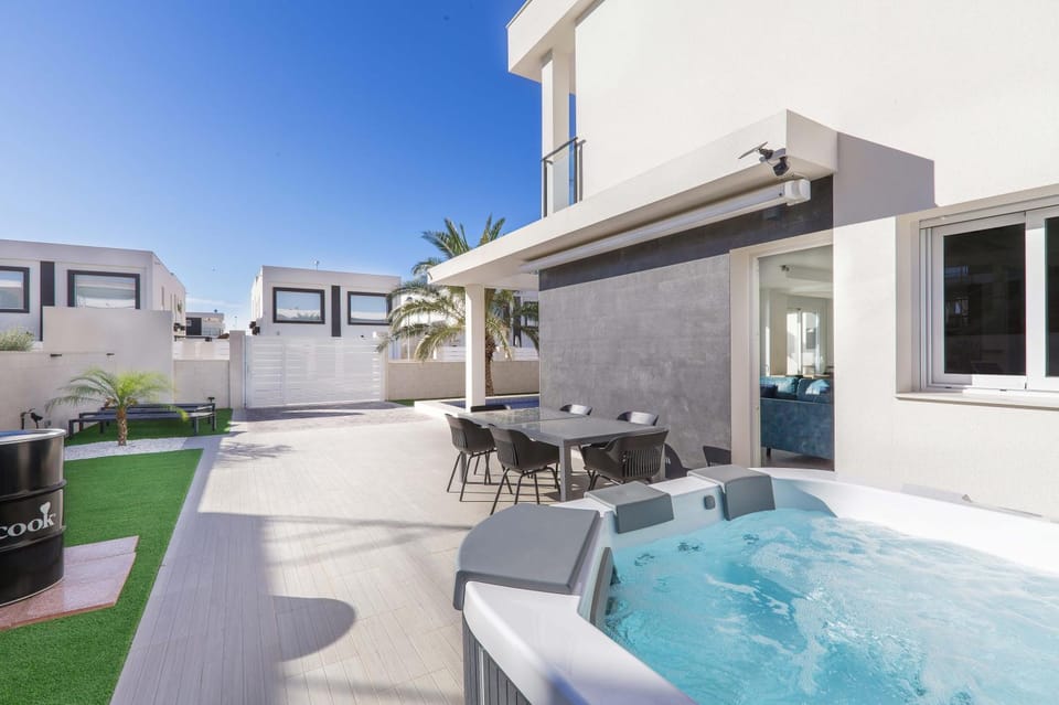 Casa Bos Dolpfin Wellness Luxury Entire Villa Pool & Jacuzzi Gran Alacant near Beach Villa in Alacantí