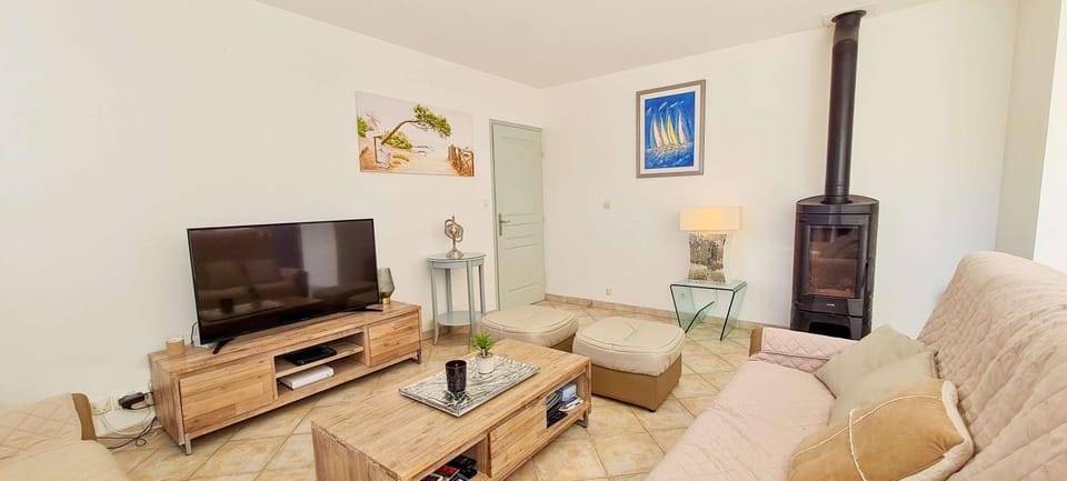 Communal lounge/ TV room, TV and multimedia, Living room, Seating area