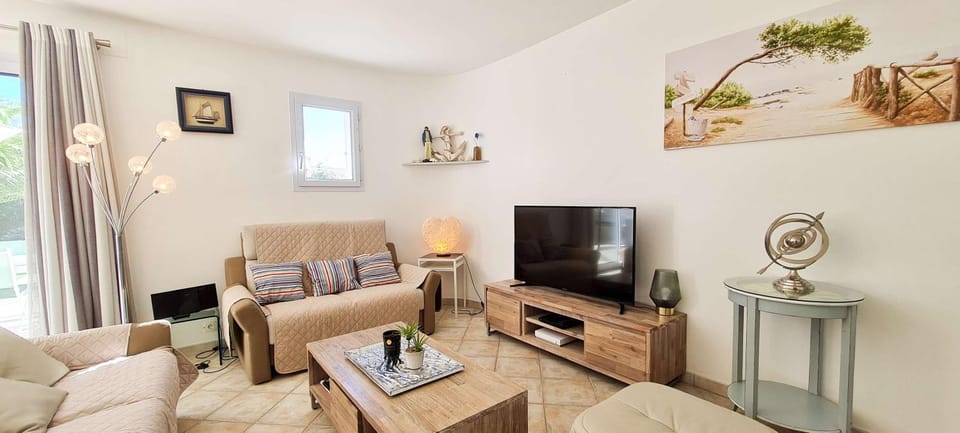 Communal lounge/ TV room, TV and multimedia, Living room, Seating area