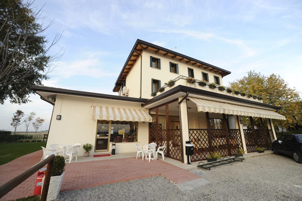 Patio, Facade/entrance
