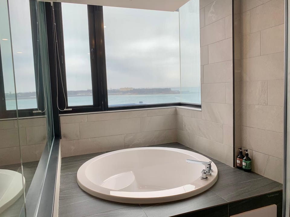 Bathroom, Sea view
