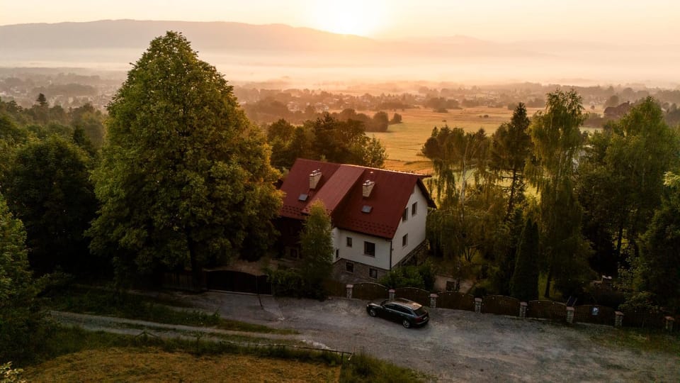 Property building, Spring, Day, Neighbourhood, Natural landscape, Bird's eye view, Mountain view, Sunrise, Parking
